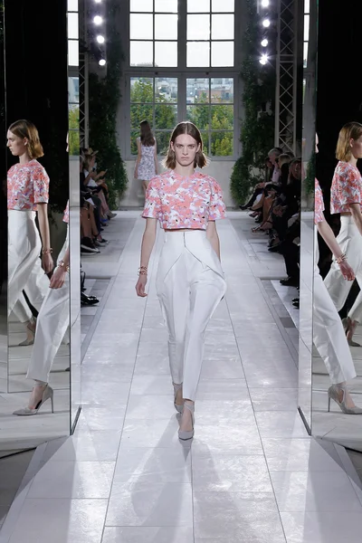 Look 16
